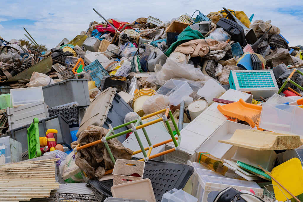 Móveis antigos e objetos grandes deixados na calçada aguardando descarte correto.