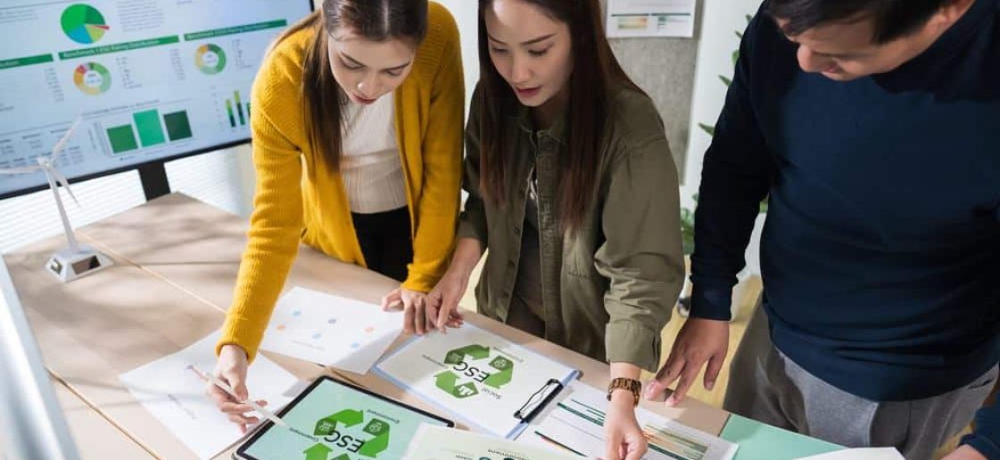 Equipe analisando relatórios de sustentabilidade relacionados ao ciclo fechado em uma empresa.