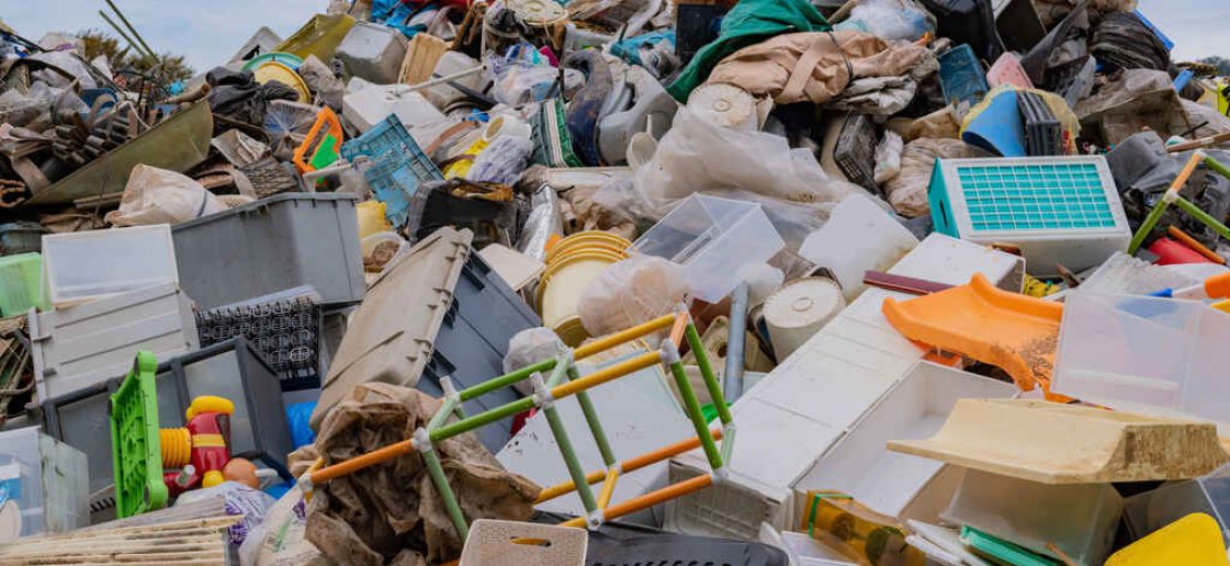 Móveis antigos e objetos grandes deixados na calçada aguardando descarte correto.
